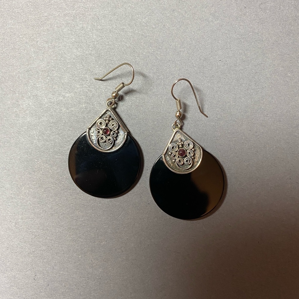 Vintage sterling silver garnet black dangle earrings
